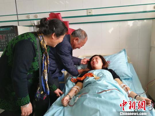 星星父母特地赶来为女儿加油、鼓励?！≈熘靖?摄