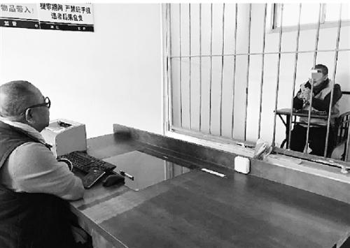 钱报记者与“浙江第一悬案” 凶手徐利面对面。 