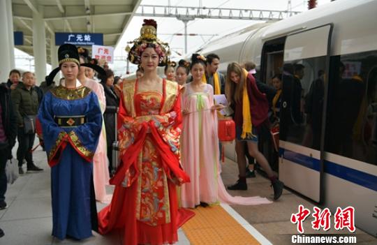 广元火车站玩穿越的“古人”迎客忙。　刘忠俊 摄