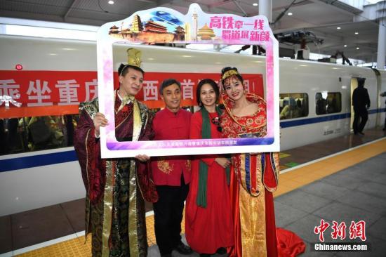 图为发车前动车组工作人员穿着古装与旅客合影留念。 <a target='_blank' href='http://www.chinanews.com/'>中新社</a>记者 陈超 摄