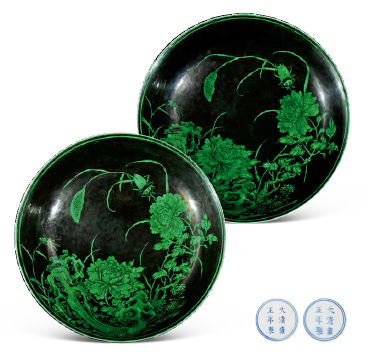 清雍正 墨地绿彩花卉草虫纹盘一对