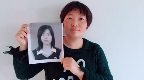 2005年，王欣(小图)冒名顶替王红就读菏泽医学专科学校。何云/摄