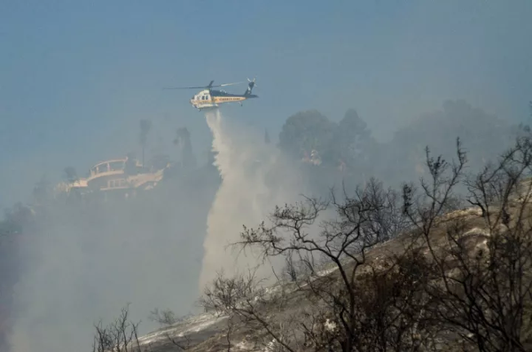 加州山火遮天蔽日洛杉矶告急 留学生:心很慌想回国
