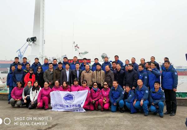 ３、农业部长江流域渔政监督管理办公室、水野分会等有关领导与２０１７年长江江豚生态科学考察队队员于上海公众开放日留影?！¤骱∩阌? suffix=