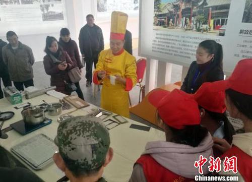 自贡厨师切面穿针绝活：一个针眼穿进40根面条