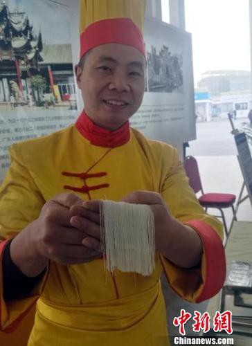 李红凯展示自己的切面 袁伟 摄