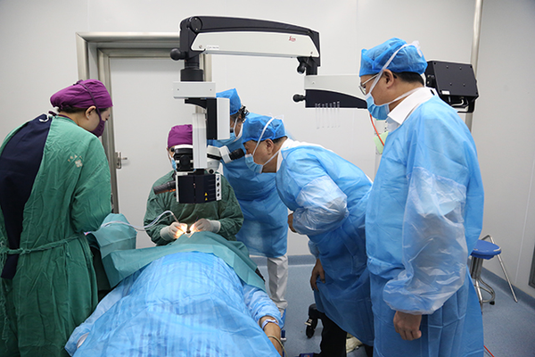 王会生董事长参观何氏眼科专家为贫困患者操作白内障手术