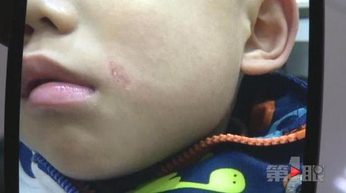 爷爷误以为孙女受欺负 冲进教室对孩子一通撕扯