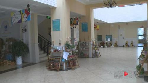 爷爷误以为孙女受欺负 冲进教室对孩子一通撕扯