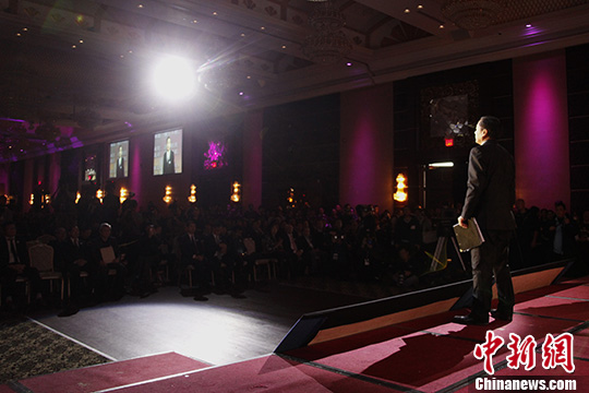 图为多伦多华人社区代表张俭宣读80字祭词。 <a target='_blank' href='http://www.chinanews.com/'>中新社</a>记者 余瑞冬 摄