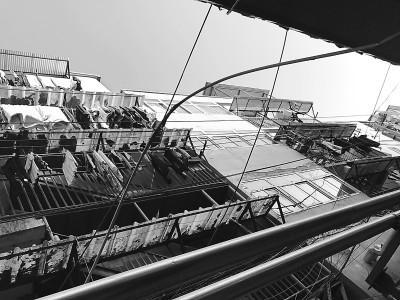 每层的晾衣架挂满了衣服。