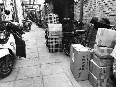 过道里堆着纸箱子。