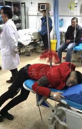 男子被红缨枪扎背