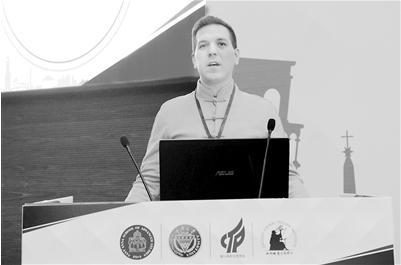 丝路创新公司负责人杨力在向来宾推介“卫星回收器”设备。 璧山区委宣传部供图