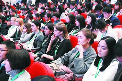 中国侨网图为中国学论坛现场观众在聆听发言。本报记者海沙尔 摄