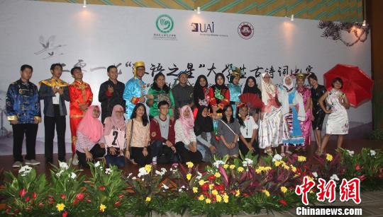 图为兴高采烈的参赛选手?！×钟来?摄