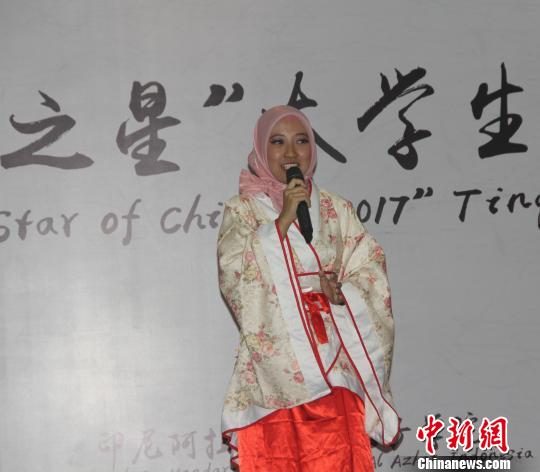 图为选手在朗诵中国古诗词。　林永传 摄