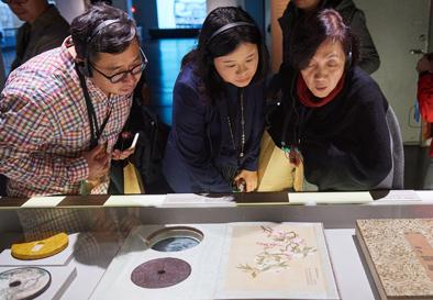 在台北故宫博物院，嘉宾在观看乾隆皇帝的文物收藏与包装艺术特展（12月7日摄）。