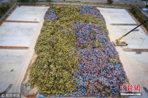 资料图：厦门某处，大量共享单车堆积如山。 陈紫翔 摄 图片来源：视觉中国