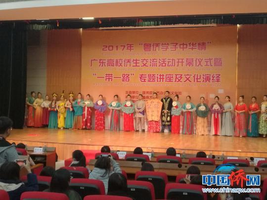 “文明的回响”汉服展演 郭军 摄