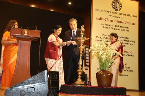 中国侨网中国外交部长王毅、印度外长斯瓦拉吉点亮象征喜庆吉祥的油灯。