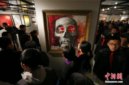 图为学生观看展览。 <a target='_blank' href='http://www.chinanews.com/'>中新社</a>记者 富田 摄