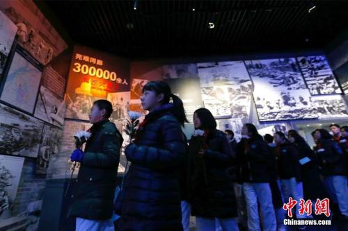 图为学生观看展览。 <a target='_blank' href='http://www.chinanews.com/'>中新社</a>记者 富田 摄