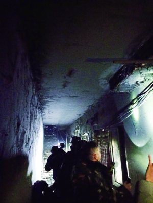 ▲整条楼道并未看到任何消防设施。图片来源：北京晨报