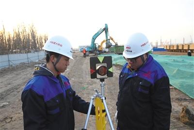 昨日，新机场北线高速公路北京段开工，工程人员正在进行勘测。新京报记者 王贵彬 摄