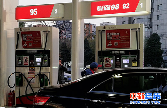 资料图：加油站工作人员正在给一辆出租车加油。中新经纬 王培文 摄