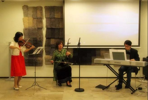 民乐表演《赛马》。