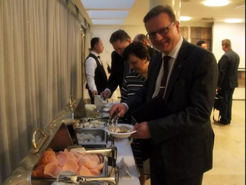 嘉宾们品尝中国美食。