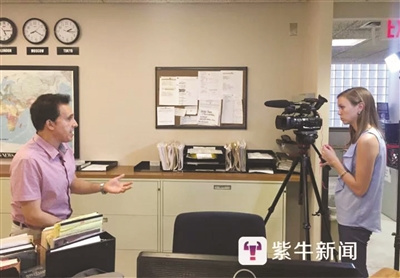 麦楷姝(右)在工作中。