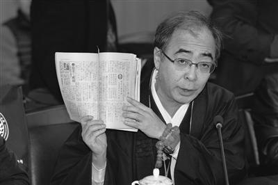 中国侨网日本友人大东仁展示捐赠物品。实习生 陈俨 新华报业视觉中心记者 万程鹏 摄