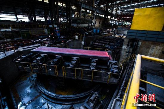 资料图：一家炼钢厂板坯连铸车间。 李南轩 摄