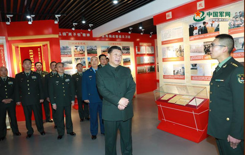 12月13日，习近平来到第71集团军某旅王杰生前所在连，视察连队荣誉室。(图片来源:中国军网)