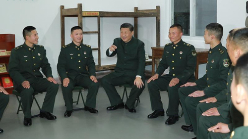 12月13日,习近平与王杰班的战士们在一起。(图片来源:中国军网)