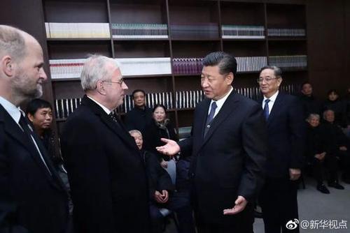  这是公祭仪式结束后，习近平亲切会见南京大屠杀幸存者代表和为中国人民抗日战争胜利作出贡献的国际友人亲属代表。 新华社记者 鞠鹏 摄