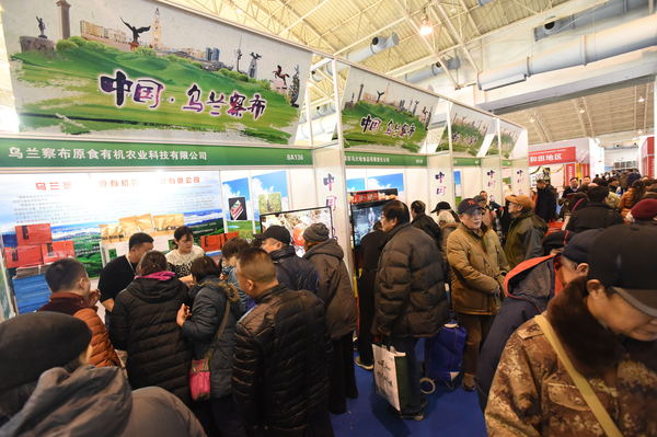 参观乌兰察布展特色产品展的北京市民排起了长队