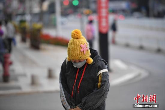 12月16日，寒风中的市民。 <a target='_blank' href='http://www.chinanews.com/'>中新社</a>记者 刘冉阳 摄