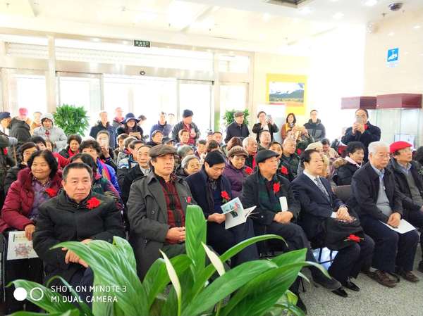 二、展出现场，专家学者济济一堂。 梓涵 摄影