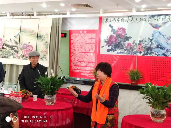 一、展出现场，王志鸿女士向冒着寒风远道而来的专家和朋友们深情表示：“所有来宾都是我的良师益友。今天群贤毕至，欢迎大家畅所欲言?！?梓涵 摄影