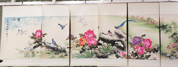 三、王志鸿画的国韵牡丹。  梓涵 摄影