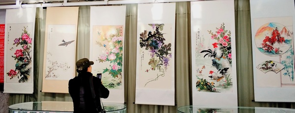 四、王志鸿画的花鸟图深受观众喜爱。  梓涵 摄影