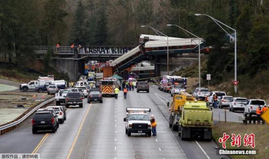 美国全国铁路客运公司当天发布声明说，由西雅图开往波特兰的501次列车当天在华盛顿州塔科马以南路段脱轨。列车上有约78名乘客和5名工作人员，目前已知一些乘客和工作人员受伤。