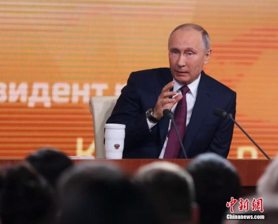 普京在会上总结俄罗斯今年的发展，并回应有关俄美关系和俄运动员禁赛等一系列问题，对于备受关注的明年3月大选，他表示将以作为“自荐候选人”身份参选。 <a target='_blank' href='http://www.chinanews.com/'>中新社</a>记者 王修君 摄