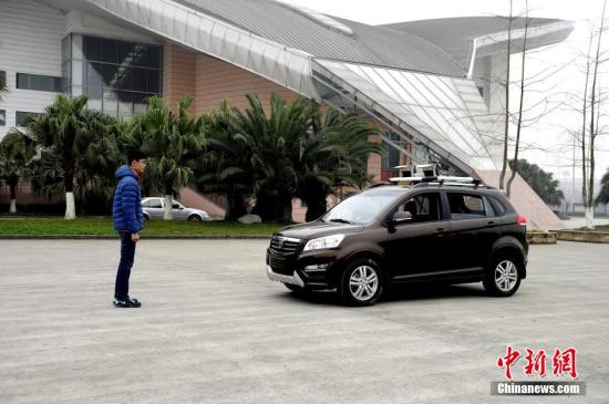 1月5日，记者走进成都信息工程大学，在发明者蒋涛教授的带领下探访中国西南首辆自主研发的无人驾驶汽车试验。该无人驾驶汽车通过两个“激光雷达”和三个“立体视觉系统”采集信息，运用类似火星探测器的仪器规划路径，最高时速80公里，可运用在消防、变电站巡检、应急救援和国防安全等特殊领域。图为无人驾驶汽车实验场景。 安源 摄