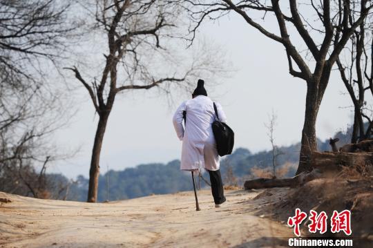 头发花白，身穿白大褂，拐杖断了一根又一根，三轮车骑坏4辆，背着药箱在山路上蹒跚前行……在岭村，每一位村民心中都印着这样一个背影?！⌒煜?摄