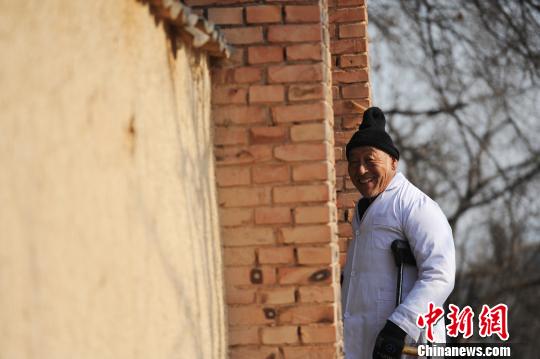 20多年来，李拴州和他的三轮车成了村子里的“120”。除了脑血栓这种无法承受颠簸的疾病，有村民突发病患，他开着三轮车拉上人与县医院的救护车在半路对接，为村民赢得了“黄金救护时间”?！熬然こ刀愿霰鸫遄游幢厥煜?，有些山坡车还上不去，我先把人拉上再和救护车对接，能省很多时间?！崩钏┲菟?。　马立明 摄