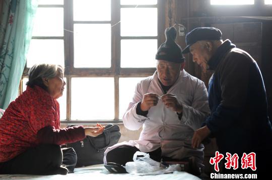 30年前，李拴州成了村里唯一的医生。谁有个大灾小病了，他都要第一时间上门瞧瞧。不管是三更半夜，或是大雪封山，只要有人求助，李拴州二话不说，背上药箱拄着拐杖便立即出发。　徐霞 摄